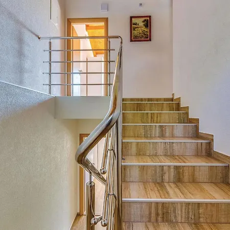 度假居 Beautiful Home In Bribir With Sauna 布里比尔