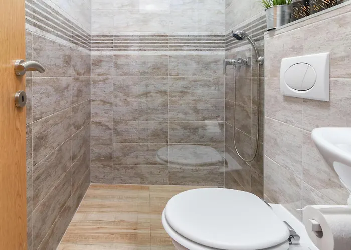 4 Bedroom Lovely Home In Bribir 度假居 *
