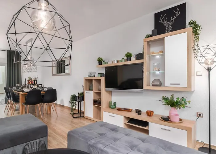 4 Bedroom Lovely Home In Bribir 度假居 *